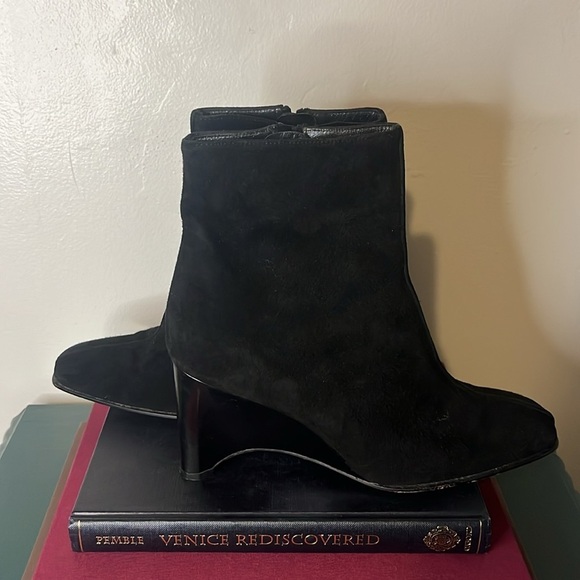 Stuart Weitzman Classic Black Suede Zip Wedge Heel Pleated‎ Stitch Booties Sz 8 - Picture 7 of 16